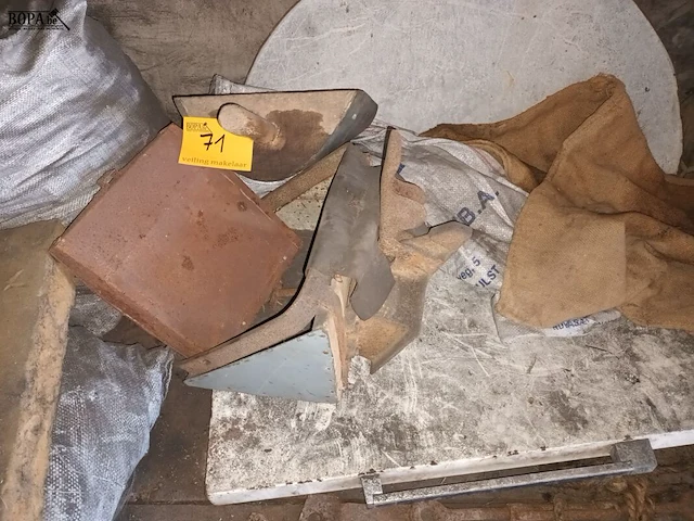 Lot 71 - kolen en scheppen - afbeelding 3 van  3