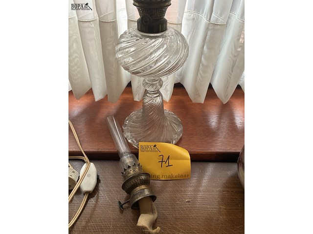 Lot 71 - olielamp in glas - afbeelding 2 van  3