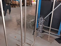 Lot 71 - rvs kledingrek. 2 stuks - afbeelding 2 van  3