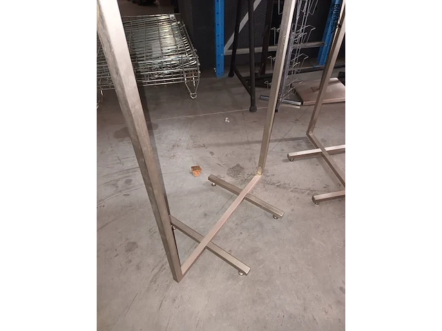 Lot 71 - rvs kledingrek. 2 stuks - afbeelding 3 van  3