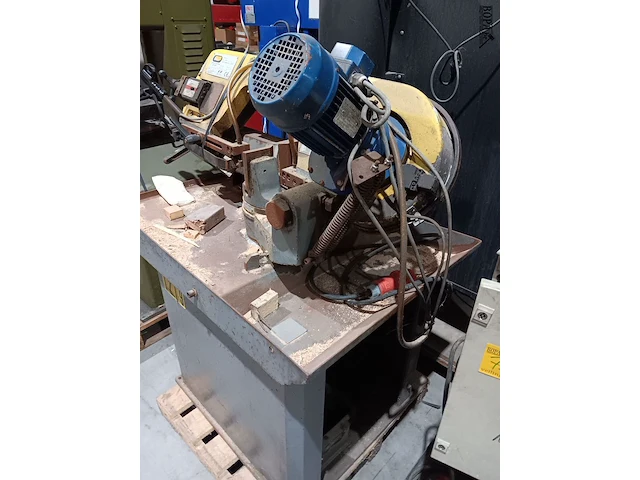 Lot 71 - semi-automatische metaalbandzaagmachine - afbeelding 2 van  9