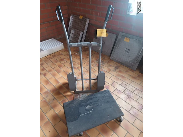Lot 71 - steekwagen en meubelkar - afbeelding 1 van  5