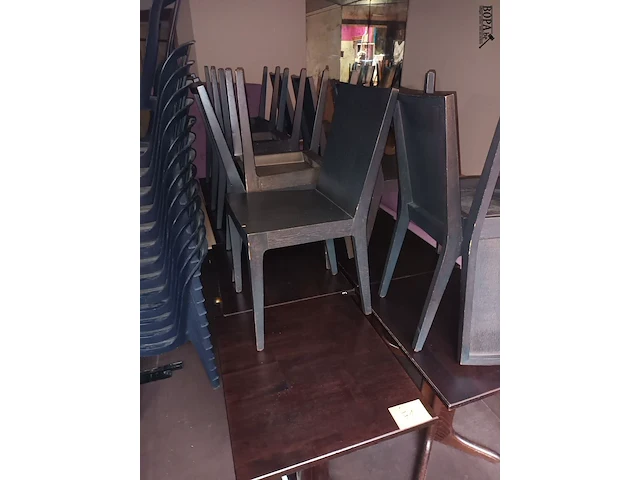 Lot 71 - tafel met houten voet. 13 stuks - afbeelding 1 van  5