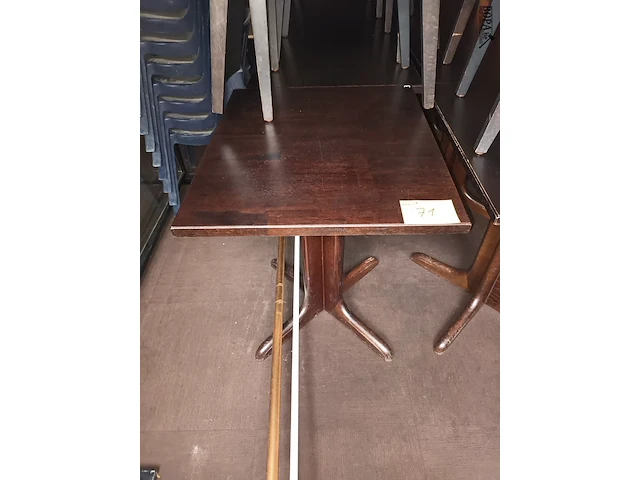 Lot 71 - tafel met houten voet. 13 stuks - afbeelding 2 van  5