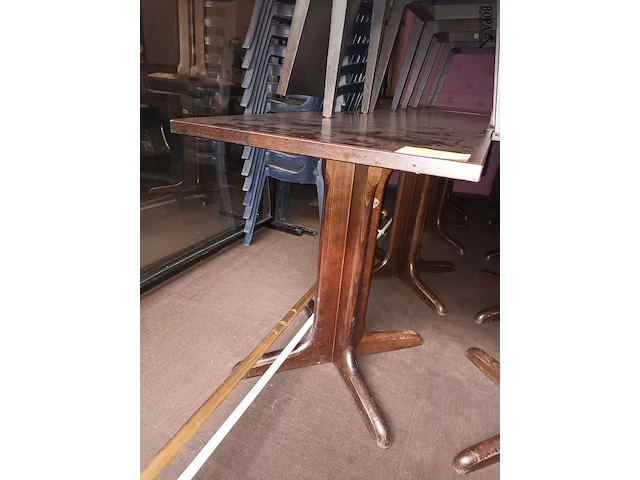 Lot 71 - tafel met houten voet. 13 stuks - afbeelding 3 van  5