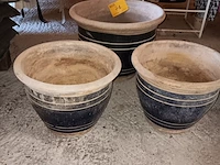Lot 71 - terracotta bloempotten. 3 stuks - afbeelding 1 van  2