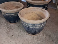 Lot 71 - terracotta bloempotten. 3 stuks - afbeelding 2 van  2