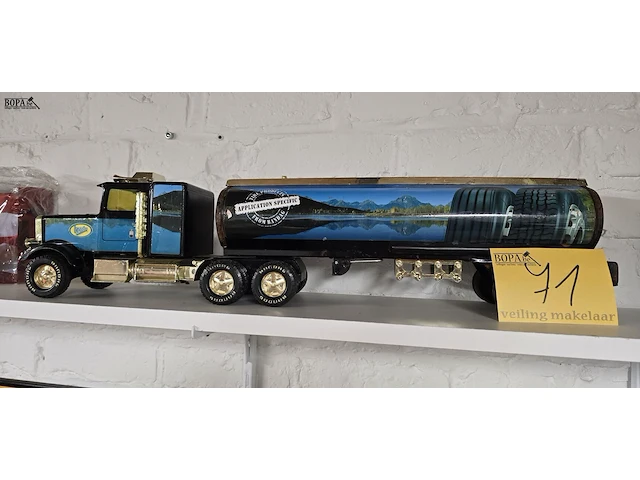 Lot 71 - vrachtwagen bandag schaal 1:43 - afbeelding 1 van  3