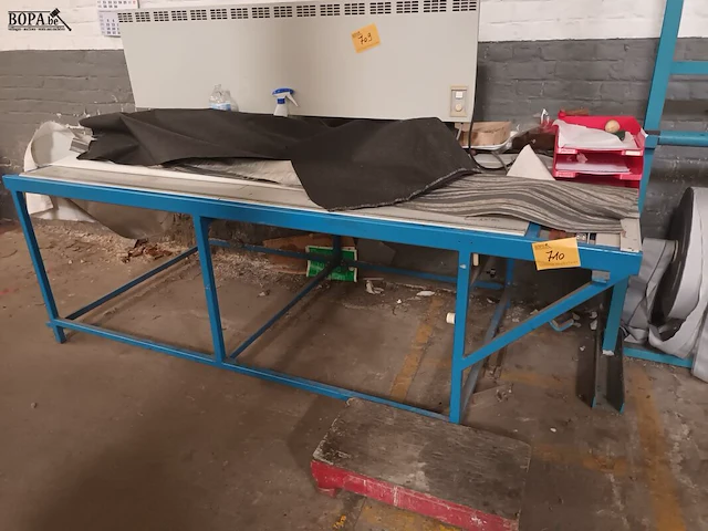 Lot 710 - snijtafel met inhoud - afbeelding 1 van  4