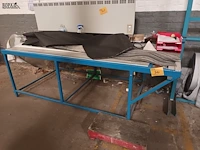 Lot 710 - snijtafel met inhoud - afbeelding 1 van  4