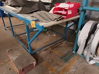 Lot 710 - snijtafel met inhoud - afbeelding 2 van  4