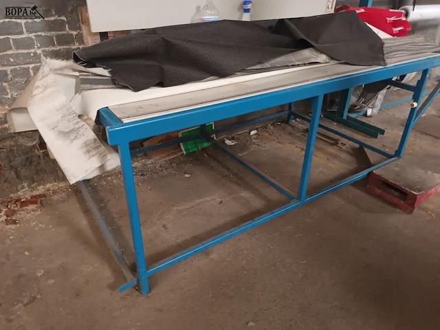 Lot 710 - snijtafel met inhoud - afbeelding 4 van  4