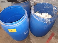 Lot 712 - blauwe pvc ton. 3 stuks - afbeelding 2 van  2