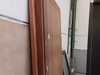 Lot 712 - houten deur met deurijst - afbeelding 2 van  3