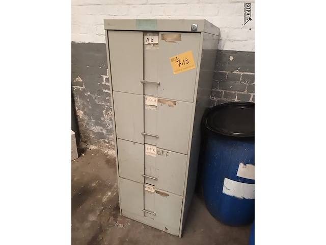 Lot 713 - metalen ladekast - afbeelding 1 van  4