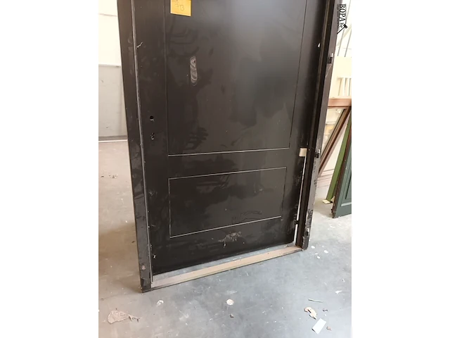 Lot 713 - zwarte deur met deurlijst - afbeelding 2 van  3