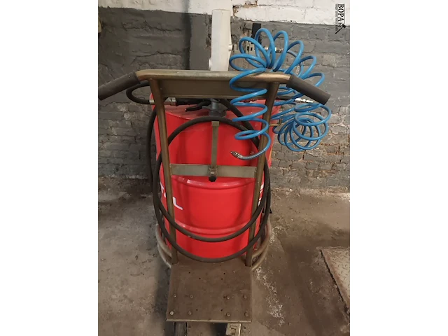 Lot 714 - mobiele oliepomp met olievat - afbeelding 2 van  3