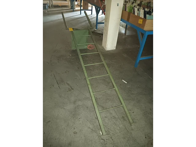 Lot 714 - noodladder - afbeelding 1 van  2