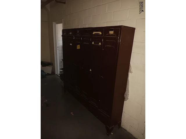 Lot 715 - locker kasten. 2 stuks - afbeelding 2 van  3
