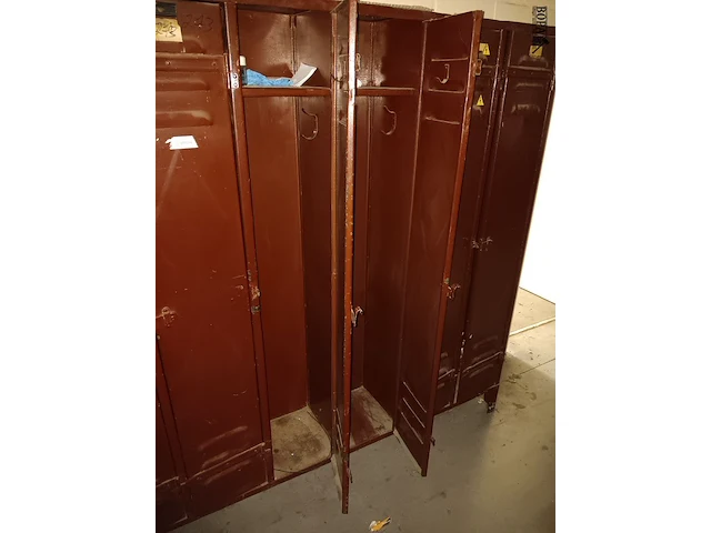 Lot 715 - locker kasten. 2 stuks - afbeelding 3 van  3