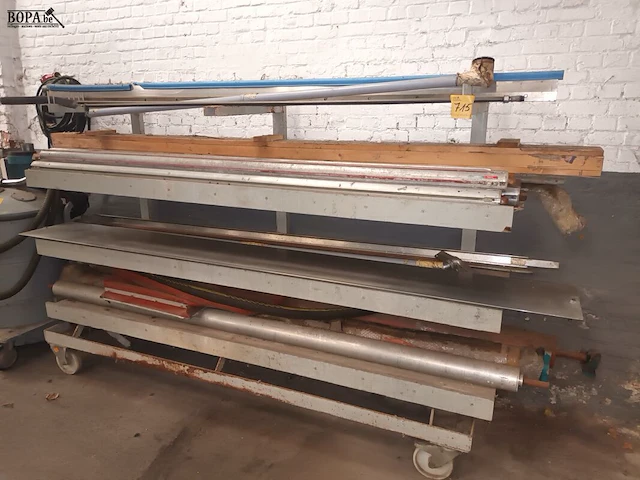 Lot 715 - rek op wielen met inhoud - afbeelding 1 van  4
