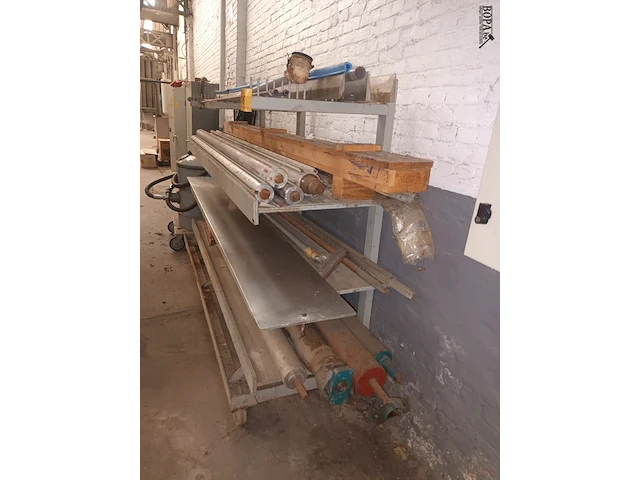 Lot 715 - rek op wielen met inhoud - afbeelding 2 van  4