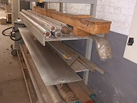 Lot 715 - rek op wielen met inhoud - afbeelding 2 van  4