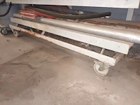 Lot 715 - rek op wielen met inhoud - afbeelding 3 van  4