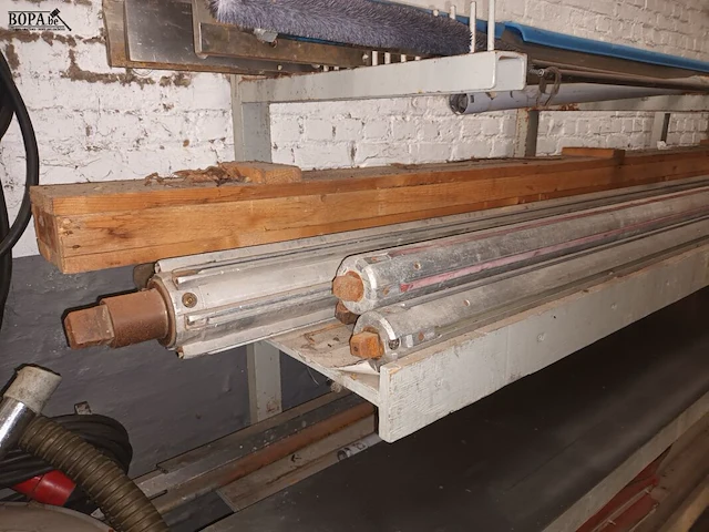 Lot 715 - rek op wielen met inhoud - afbeelding 4 van  4