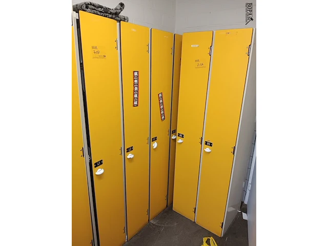 Lot 717 - locker kasten - afbeelding 1 van  2