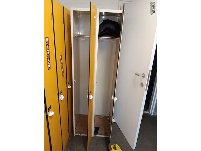 Lot 717 - locker kasten - afbeelding 2 van  2