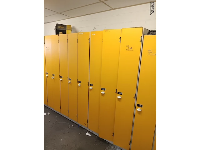 Lot 718 - locker kasten - afbeelding 1 van  2