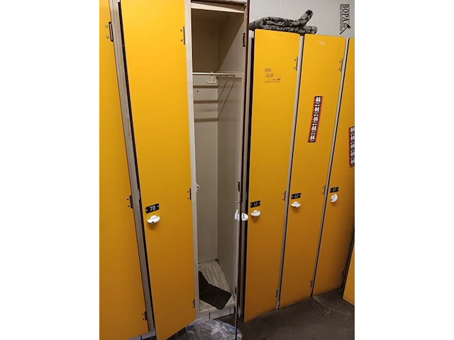 Lot 718 - locker kasten - afbeelding 2 van  2