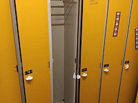 Lot 718 - locker kasten - afbeelding 2 van  2