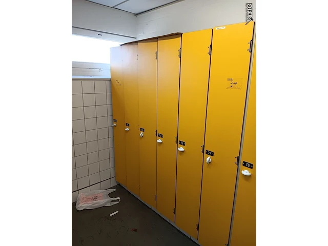 Lot 719 - locker kasten - afbeelding 1 van  2