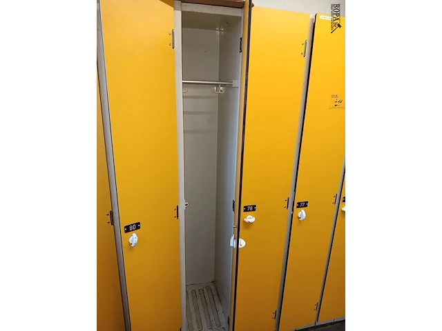 Lot 719 - locker kasten - afbeelding 2 van  2
