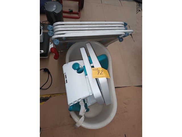 Lot 72 - bad, stoel en hek voor kinderen - afbeelding 1 van  4