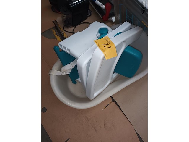 Lot 72 - bad, stoel en hek voor kinderen - afbeelding 2 van  4