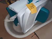 Lot 72 - bad, stoel en hek voor kinderen - afbeelding 2 van  4