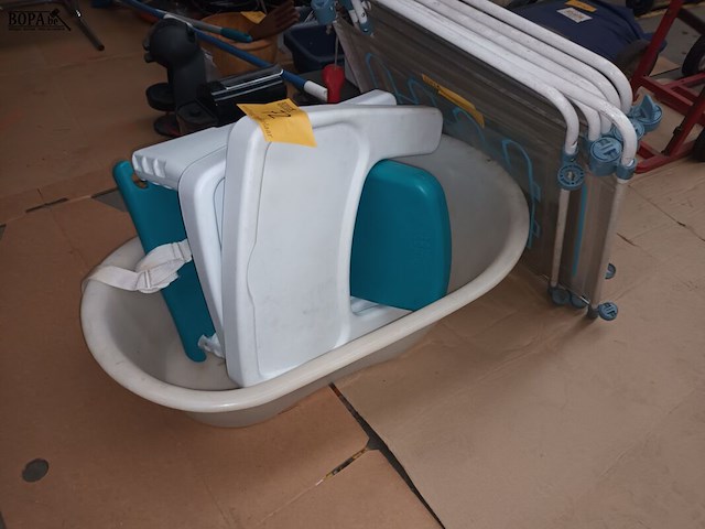 Lot 72 - bad, stoel en hek voor kinderen - afbeelding 3 van  4