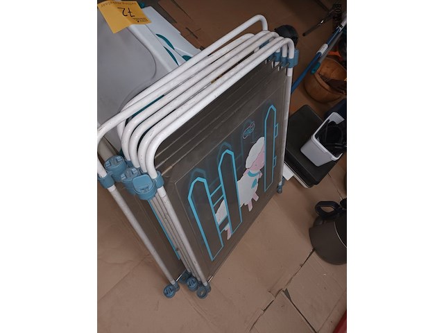 Lot 72 - bad, stoel en hek voor kinderen - afbeelding 4 van  4