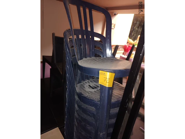Lot 72 - blauwe pvc tuinstoelen. 14 stuks - afbeelding 1 van  3