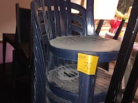 Lot 72 - blauwe pvc tuinstoelen. 14 stuks - afbeelding 1 van  3