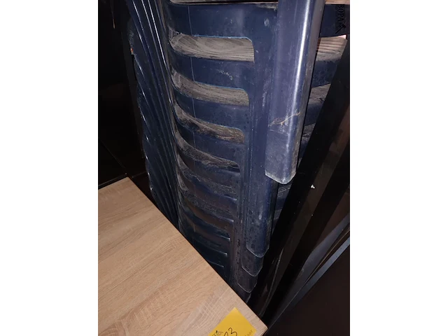 Lot 72 - blauwe pvc tuinstoelen. 14 stuks - afbeelding 2 van  3