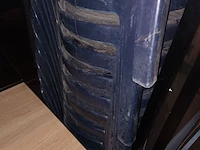 Lot 72 - blauwe pvc tuinstoelen. 14 stuks - afbeelding 2 van  3
