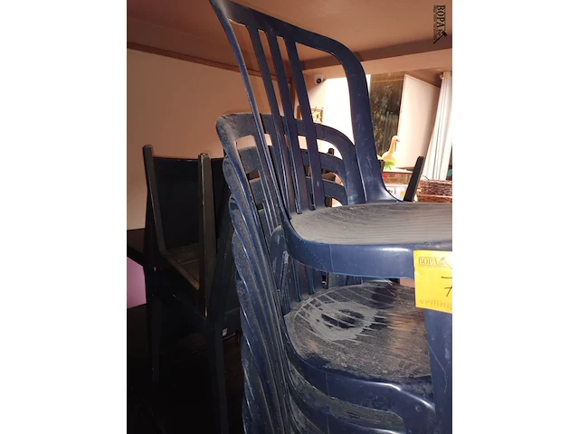 Lot 72 - blauwe pvc tuinstoelen. 14 stuks - afbeelding 3 van  3