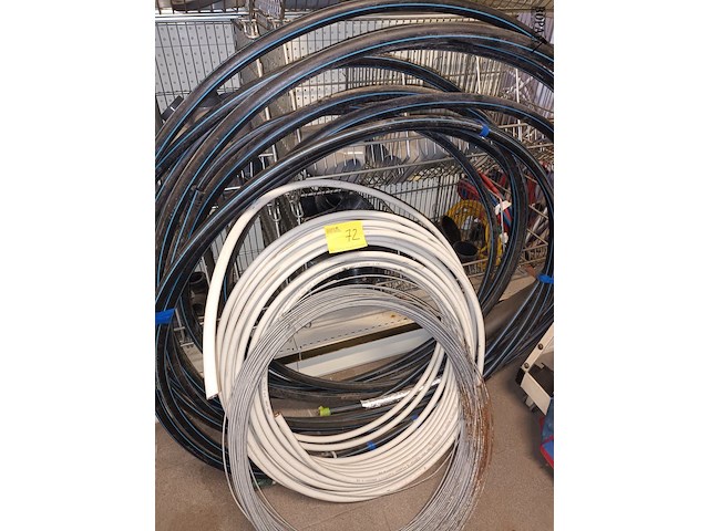Lot 72 - buizen en kabel - afbeelding 1 van  5