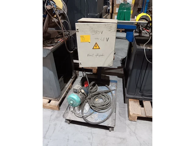 Lot 72 - elektrische kast met slangreinigingsmachineelektrische kast - afbeelding 1 van  4