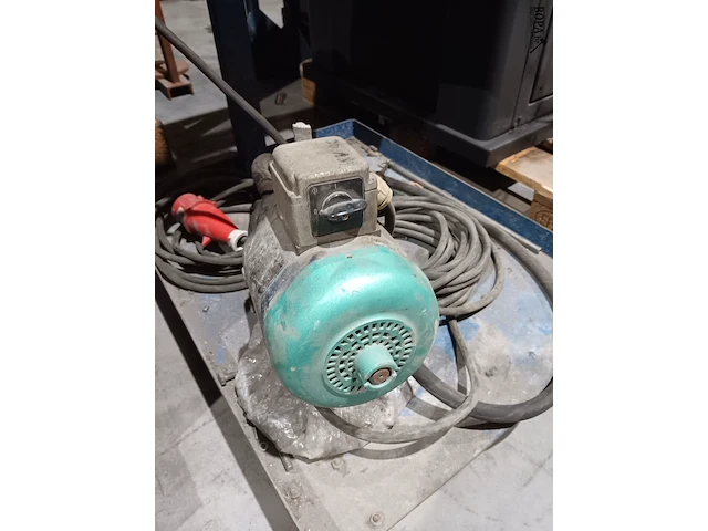 Lot 72 - elektrische kast met slangreinigingsmachineelektrische kast - afbeelding 3 van  4
