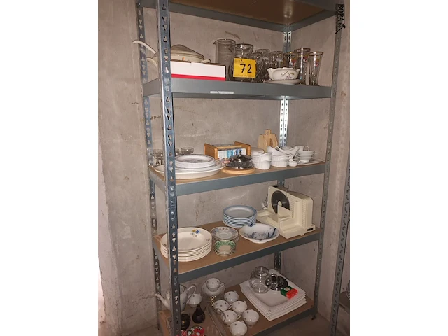 Lot 72 - huisraad. inhoud rek - afbeelding 1 van  7